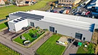 Bedrijfsruimte met sandwichknikdek - 1.014 m²