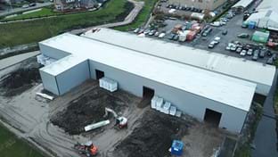 Bedrijfsruimte met sandwichknikdek - 1.014 m²