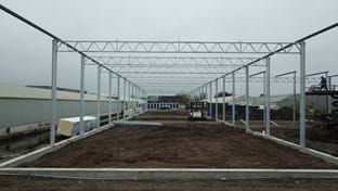 Bedrijfsruimte met sandwichknikdek - 1.014 m²