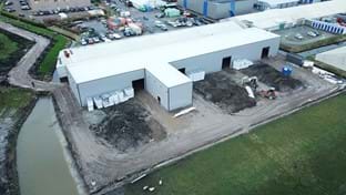 Bedrijfsruimte met sandwichknikdek - 1.014 m²