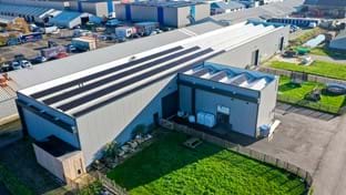 Bedrijfsruimte met sandwichknikdek - 1.014 m²